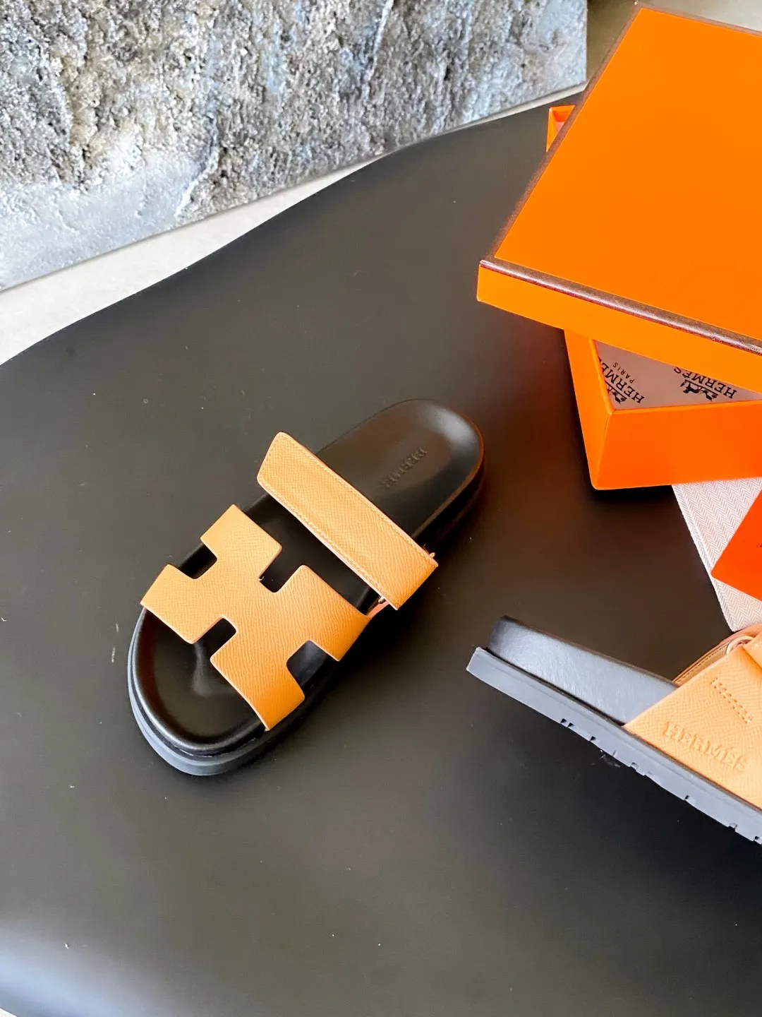 👟👟Ex-factory price 420👟👟 Men's size +10 𝐇𝐄𝐑𝐌𝐄𝐒Hermès slippers A must-have for summer🌞light luxury genuine leather slippers✨ dopamine slippers, add a touch of luxury to your summer💃! This pair of Erjiu slippers is made of original cowhide, with fine texture and good breathability, allowing you to wear them comfortably while keeping your feet fresh. The black and white tassel style is simple yet fashionable. The Velcro design makes it easy to adjust the tightness, making every step comfortable. Whether you go out for daily use or wear it for leisure at home, it can be used perfectly🏡👣. Moreover, this pair of slippers is not only suitable for girls, but boys can also find the right size! In the hot summer, let this pair of sandals become your foot savior. Code number: 35---44 (45 can be customized without return or exchange)